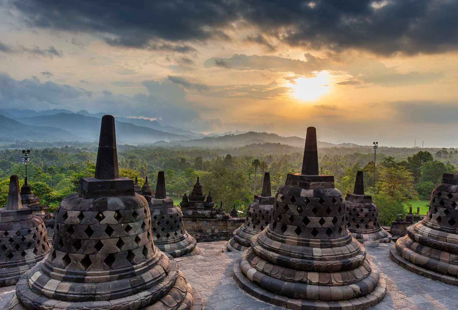 INDONESIA, temple trails in central Java